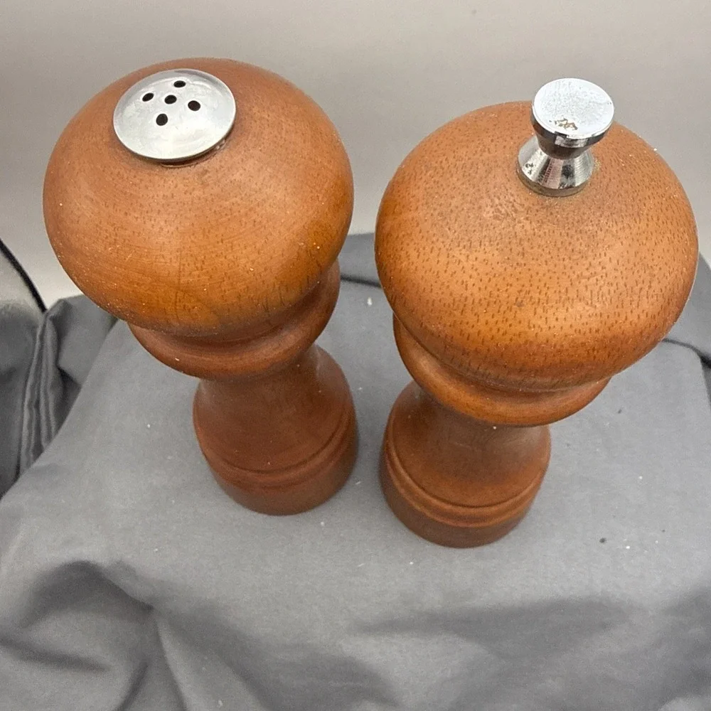 Vtg Genuine Mr Dudley Wood Salt Shaker & Pepper Grinder Mill 7
